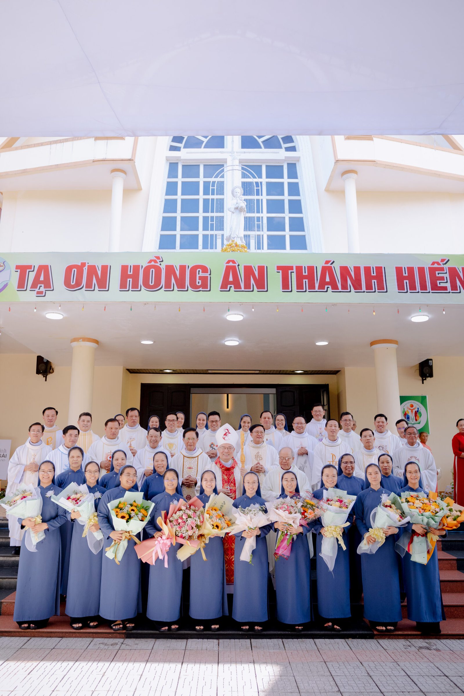 Thánh Lễ Tuyên Khấn Lần Đầu tại Hội Dòng Mến Thánh Giá Huế – 12/6/2024