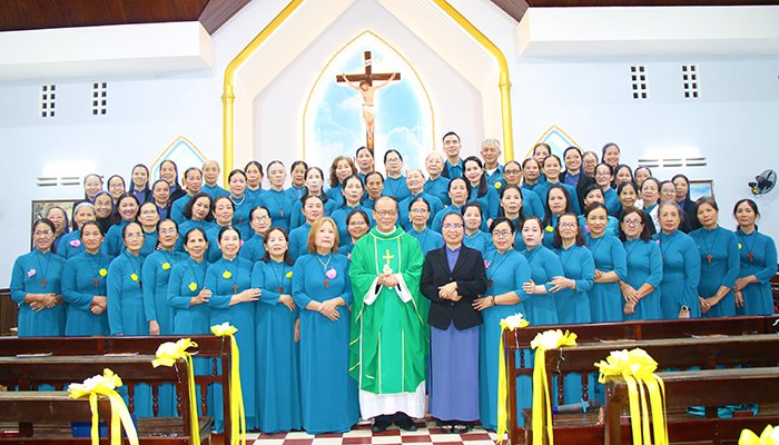 Nghi Thức Gia Nhập Và Cam Kết Tạm Trong Hiệp Hội Tín Hữu Mến Thánh Giá Huế Tại Giáo Xứ Loan Lý