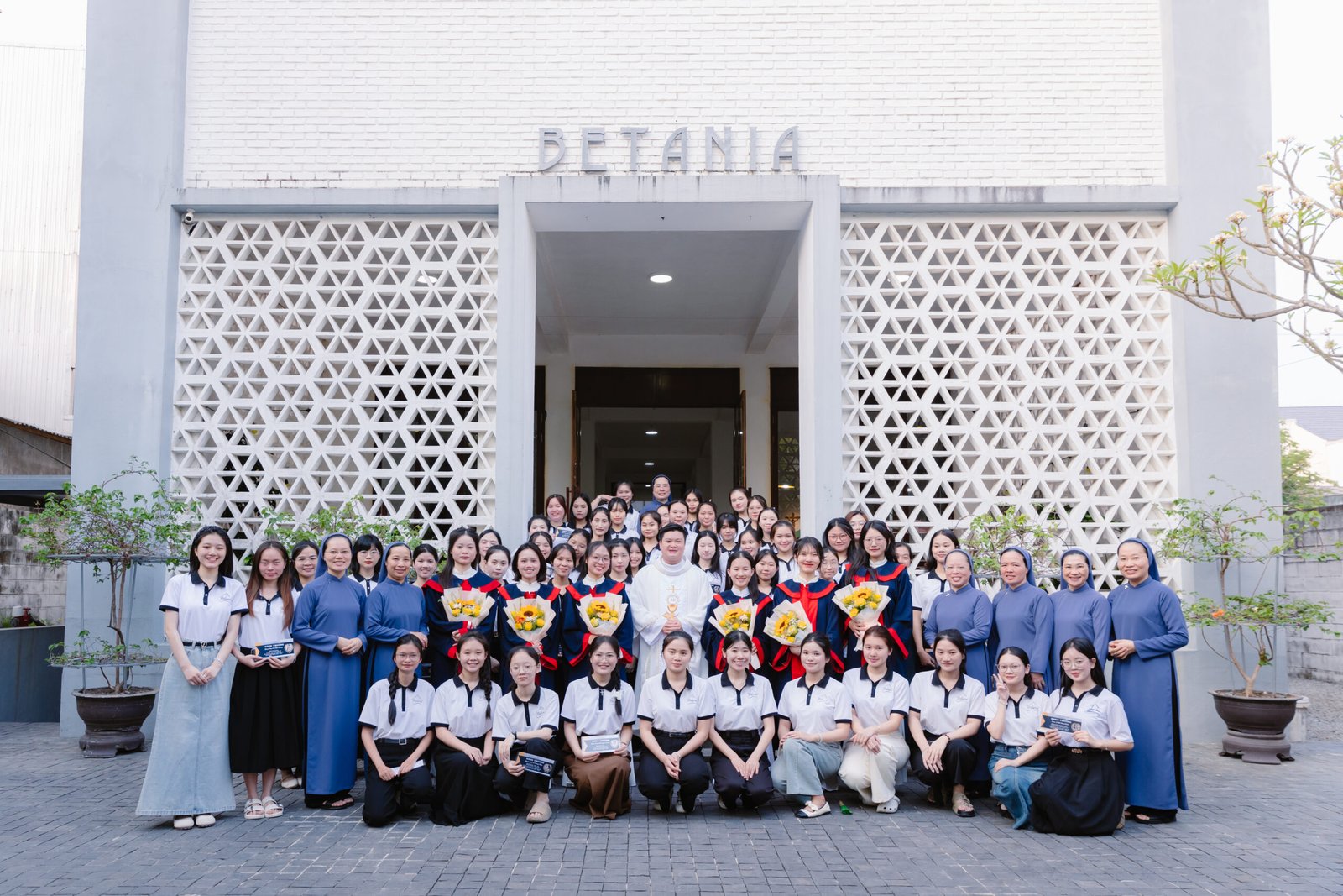 Bản Tin: Thánh Lễ Tạ Ơn Ra Trường Và Khen Thưởng Sinh Viên Giỏi – Xuất Sắc Tại Lưu Xá Bêtania